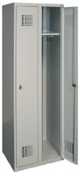 Garderobekast Sum 320 W op sokkel, voorzien van 3 zijdige sluiting en cilinderslot. Kleur kast grijs, deur in diverse kleuren. Buitenmaten (hxbxd): 1940mm x 600mm x 500mm.