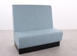 Aura cafe extra hoog bench, 3-zits gestoffeerd 180cm breed stofgroep 1 B, plinten zwart