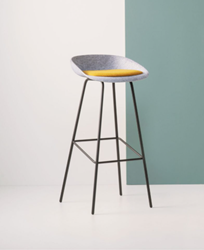 Felt High barkruk met gestoffeerde zitting en metalen frame.