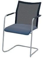 Huislijn bezoekersstoel Alfa, hoge rug in netbespanning zwart, zitting gestoffeerd, onderstel in sledeframe met viltdoppen