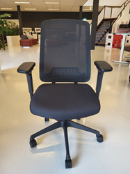 Otto's Pro 1 Bureaustoel, voorzien van zitdiepteverstelling, 4D armleggers en verstelbare lendensteun.