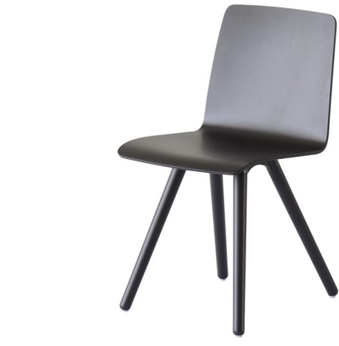 Pit 4-poots stoel volledig in zwart. Poten en kuip zwart gelakt, zitting gestoffeerd in zwart