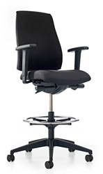 Se7en counter werkstoel met verhoogde gasveer (77cm) en voetenring. Voetenkruis in zwart, zitdiepte, 2D armleggers en universele wielen
